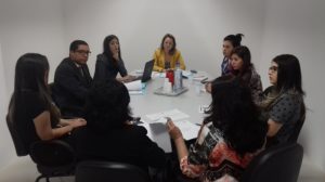 Pessoas reunidas em torno de uma mesa.