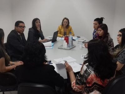Pessoas reunidas em torno de uma mesa.