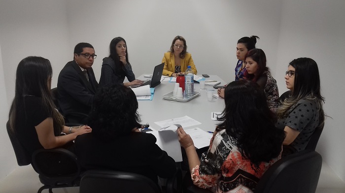 Pessoas reunidas em torno de uma mesa.