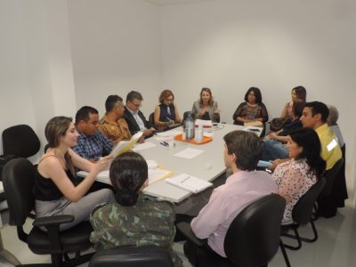 Pessoas sentadas em volta de uma mesa