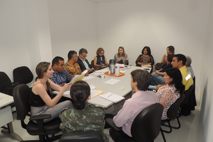 Pessoas sentadas em volta de uma mesa