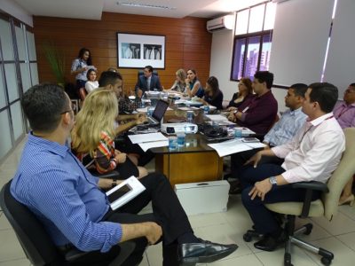 Pessoas sentadas em volta de uma mesa