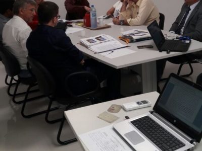 Pessoas sentadas em volta de uma mesa