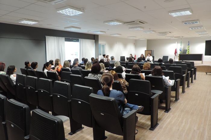Pessoas sentadas em auditório 