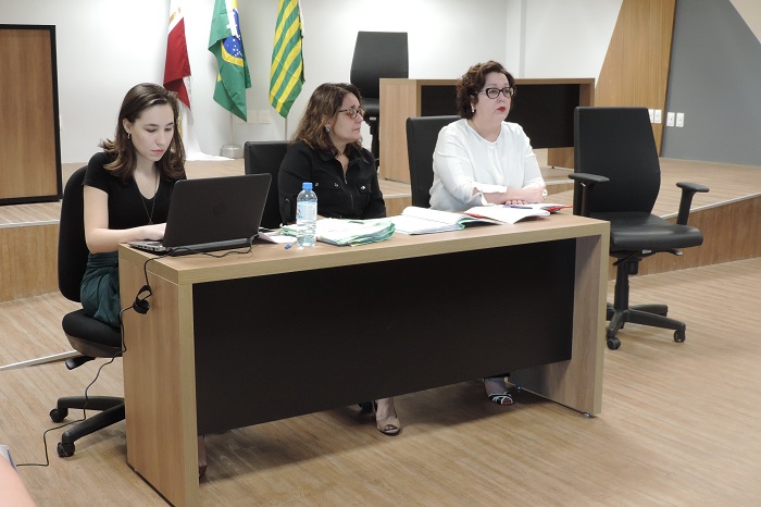 Mulheres sentadas na mesa 