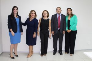Pessoas de pé sorrindo