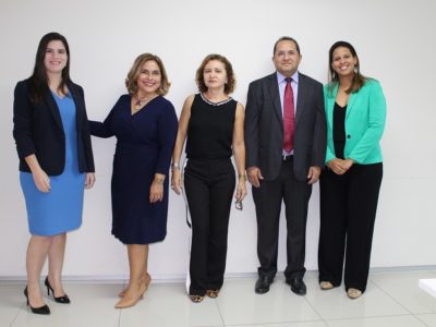 Pessoas de pé sorrindo