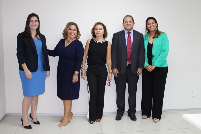 Pessoas de pé sorrindo