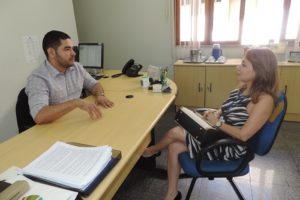 Duas pessoas conversando, um de frente para o outro