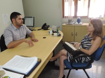Duas pessoas conversando, um de frente para o outro