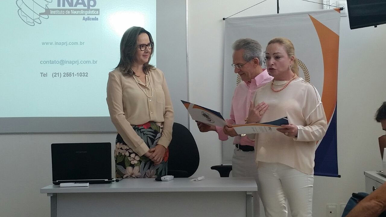 Chefe de gabinete entrega certificado de participação a palestrantes