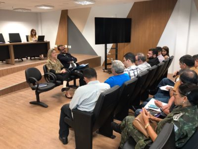 Pessoas reunidas em um auditório