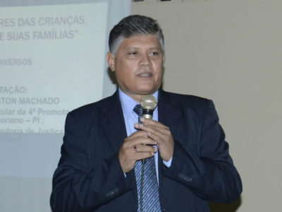 Promotor de Justiça falando ao microfone