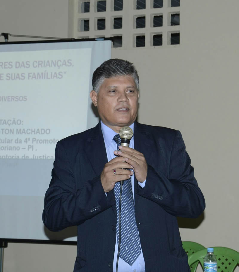 Promotor de Justiça falando ao microfone