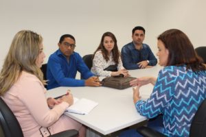 Pessoas reunidas em uma sala.