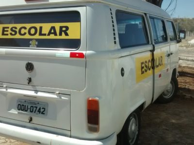 Foto de veículo adesivado com a palavra