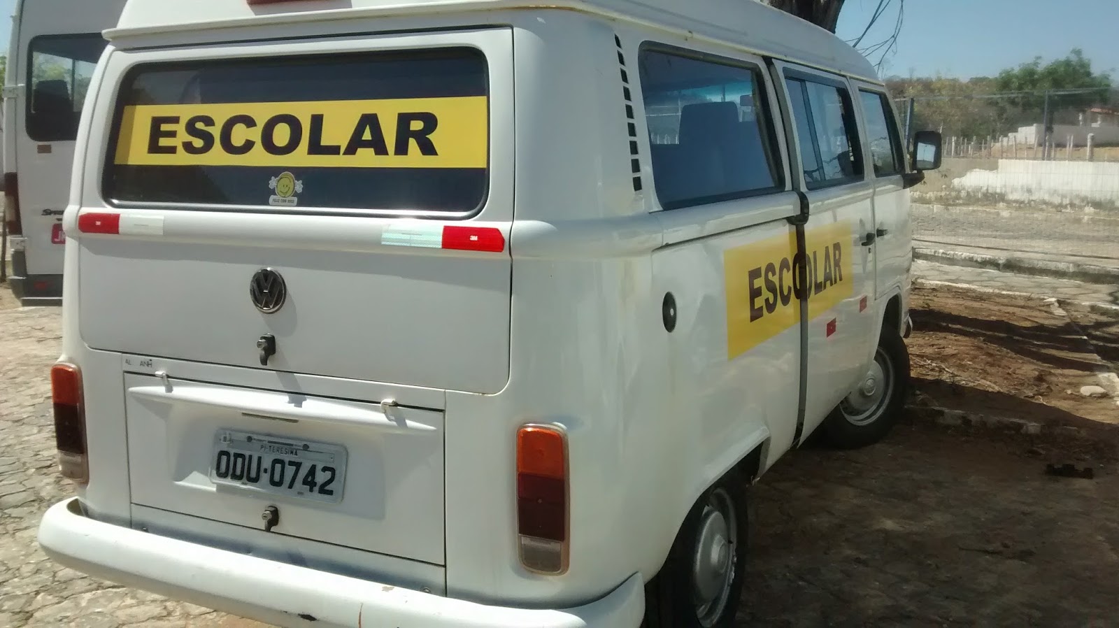Foto de veículo adesivado com a palavra 
