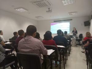Pessoas assistem aula