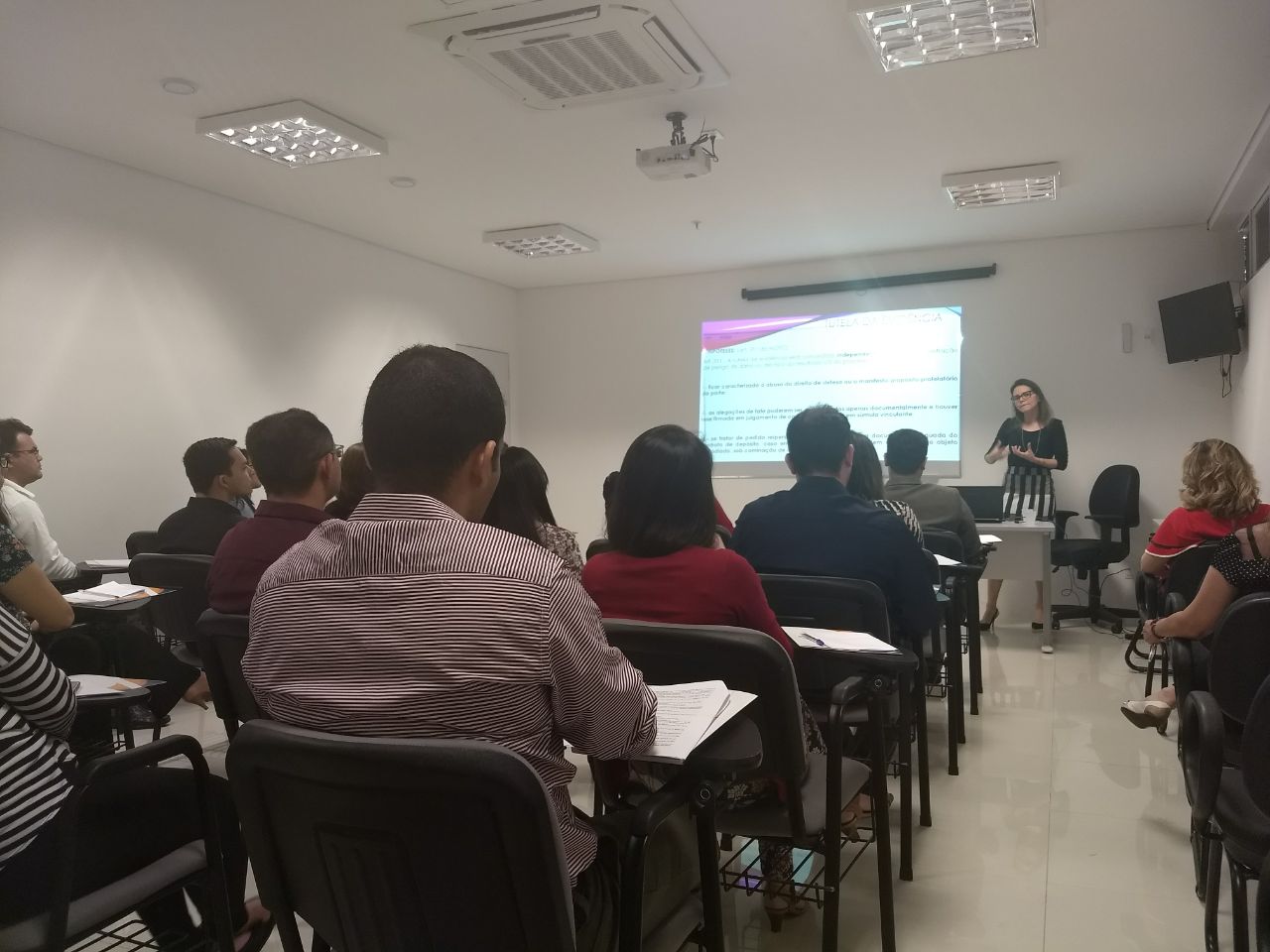 Pessoas assistem aula