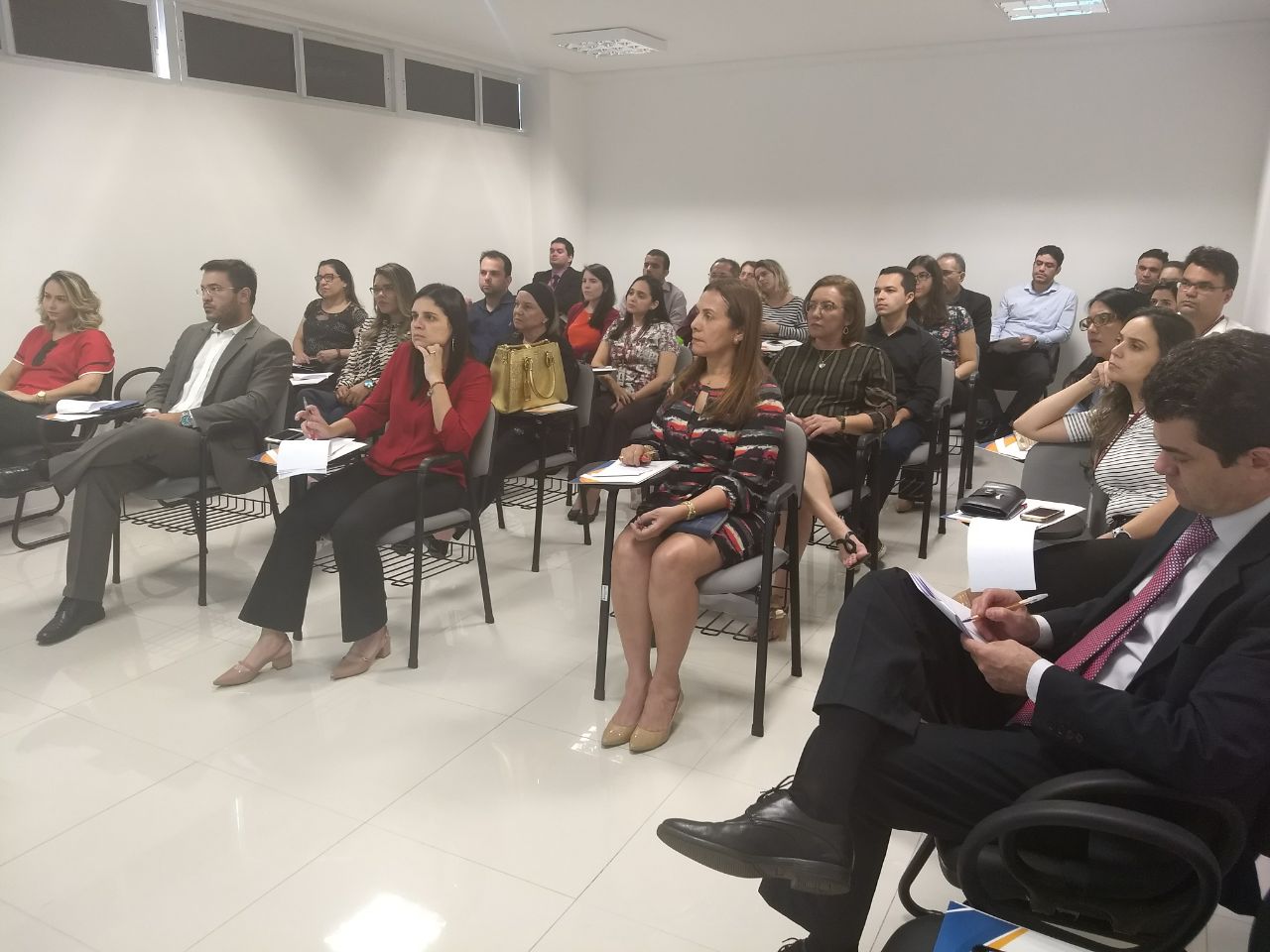 Pessoas sentadas em sala de aula