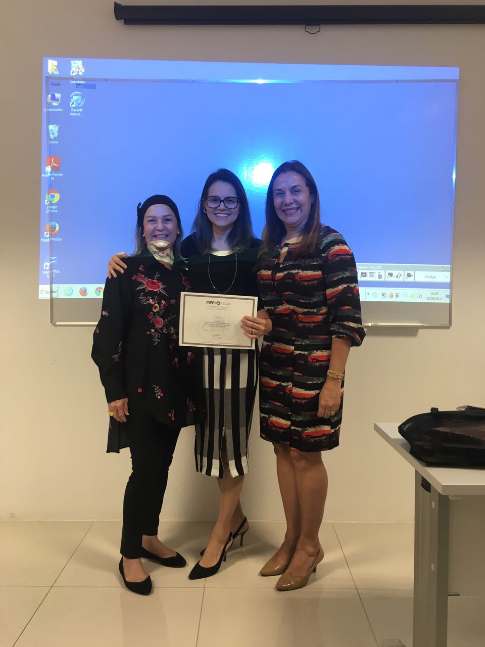 Ministrante recebe certificado de participação