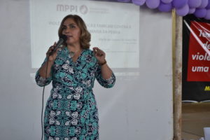 Promotora fala ao telefone