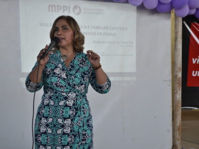 Promotora fala ao telefone