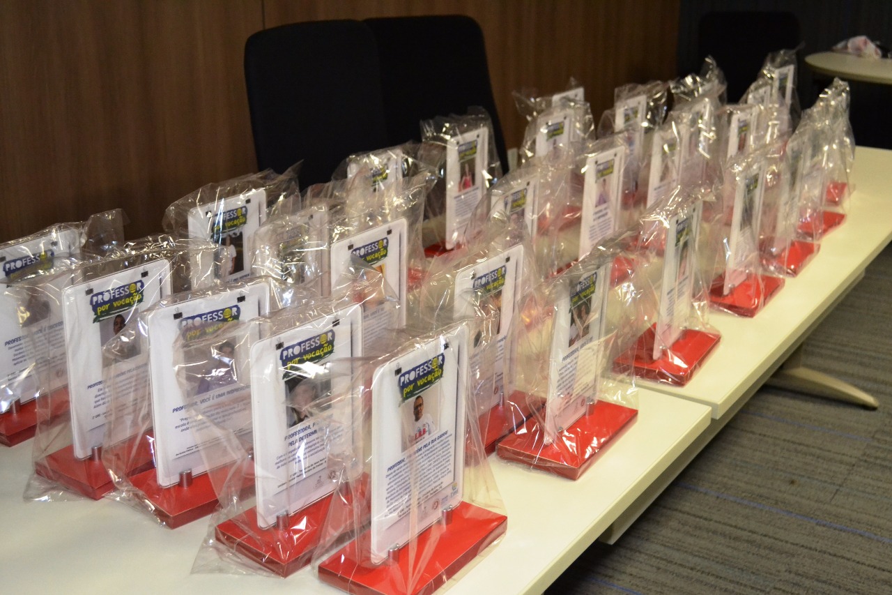 Placas de homenagem reunidas sobre uma mesa