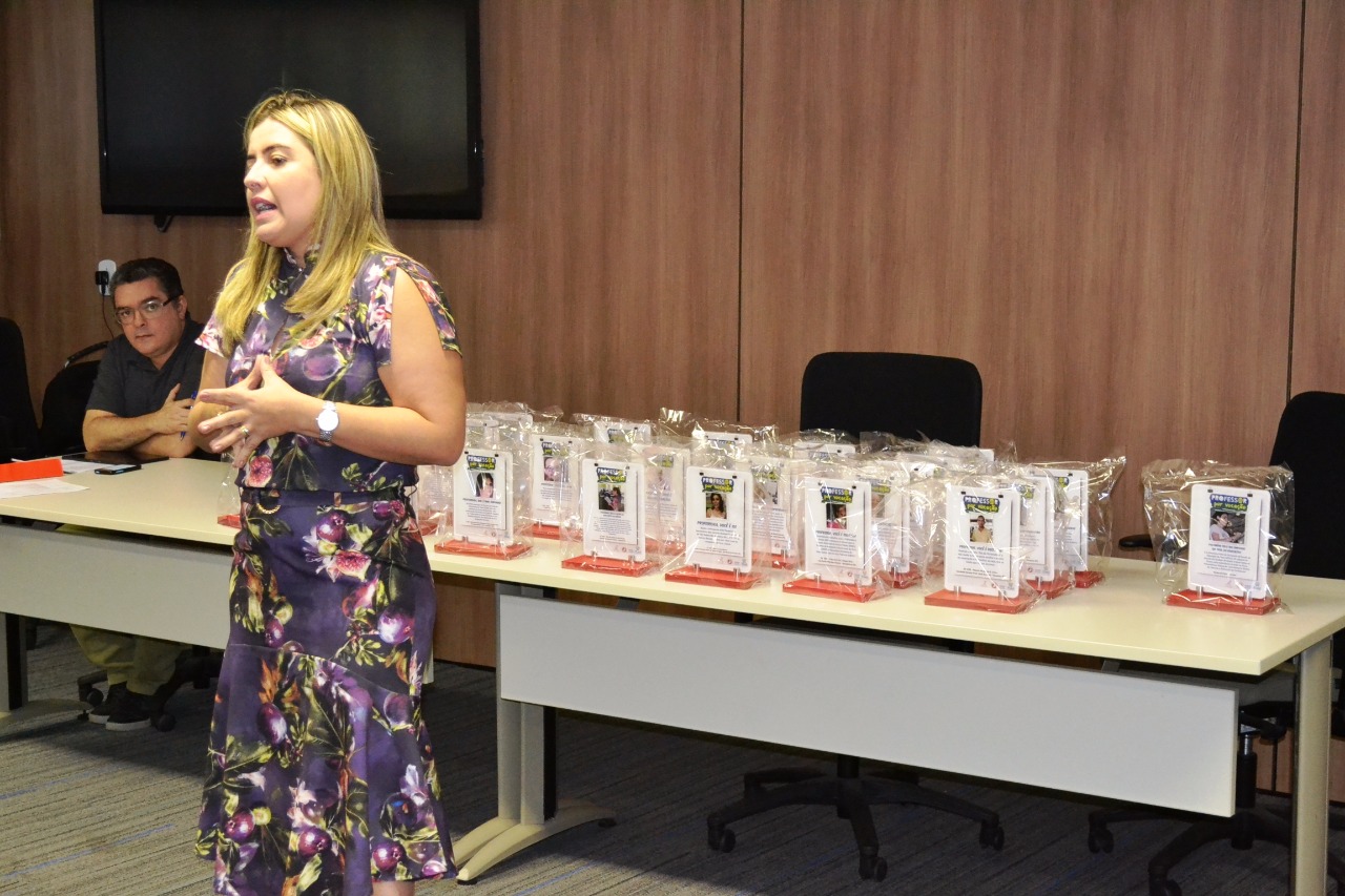 Promotora Flávia Gomes fala para uma plateia