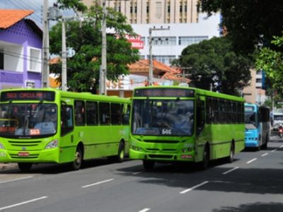 Foto de dois ônibus em avenida de Teresina