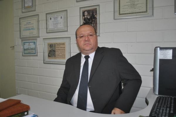 Foto do Promotor Assuero Stevenson em seu gabinete.