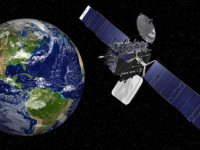 Foto de uma satélite orbitando em volta de terra