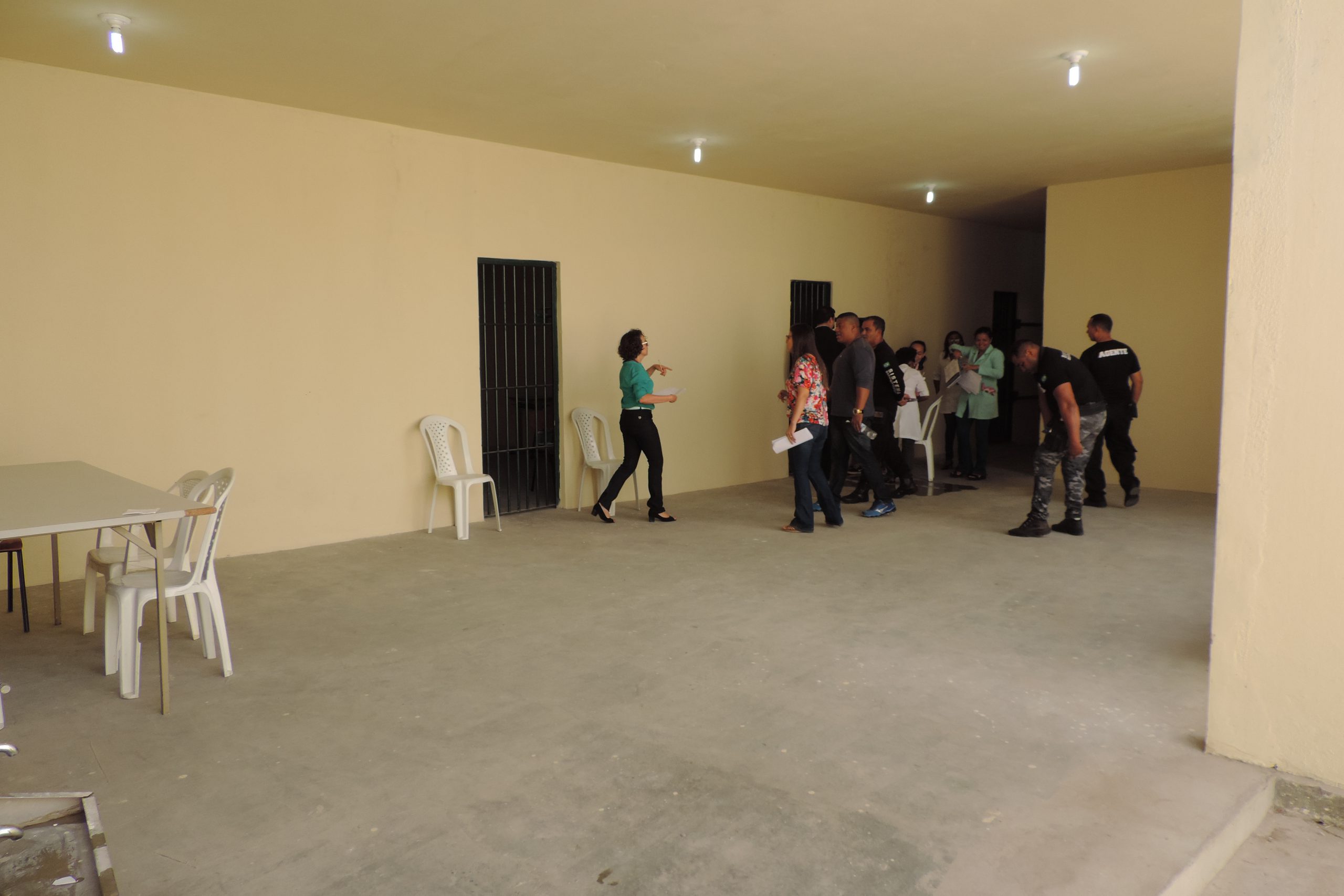 Fotos de um pátio com pessoas andado 