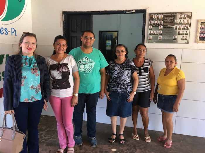 Promotora de Justiça com equipe da escola