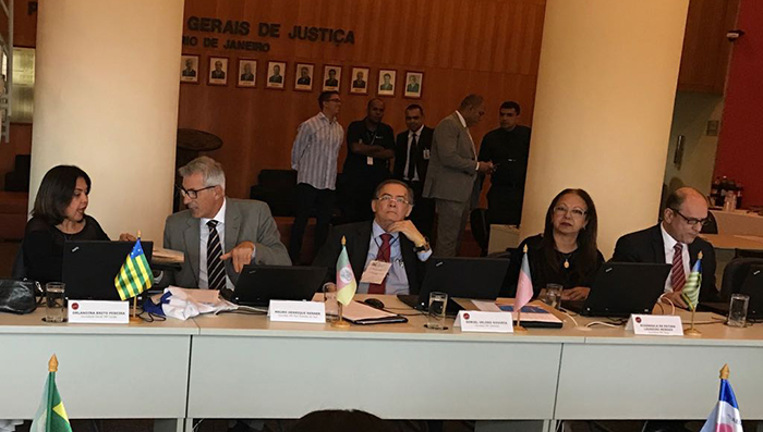 Pessoas ao redor de mesa