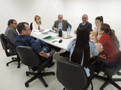 Pessoas dentadas em torno de uma mesa conversando