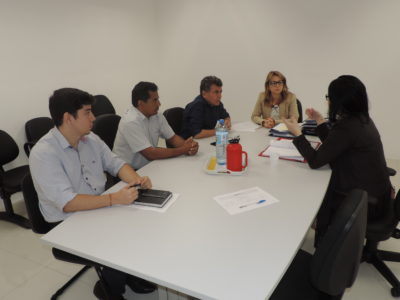 Pessoas sentadas em torno de uma mesa