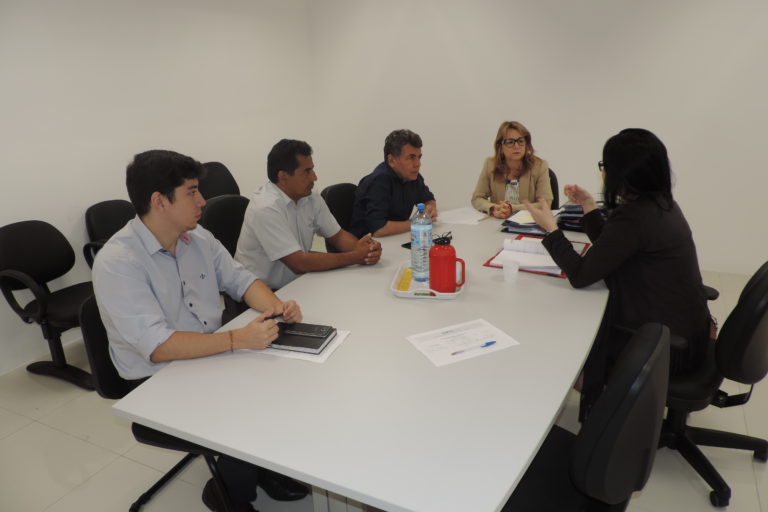 Pessoas sentadas em torno de uma mesa