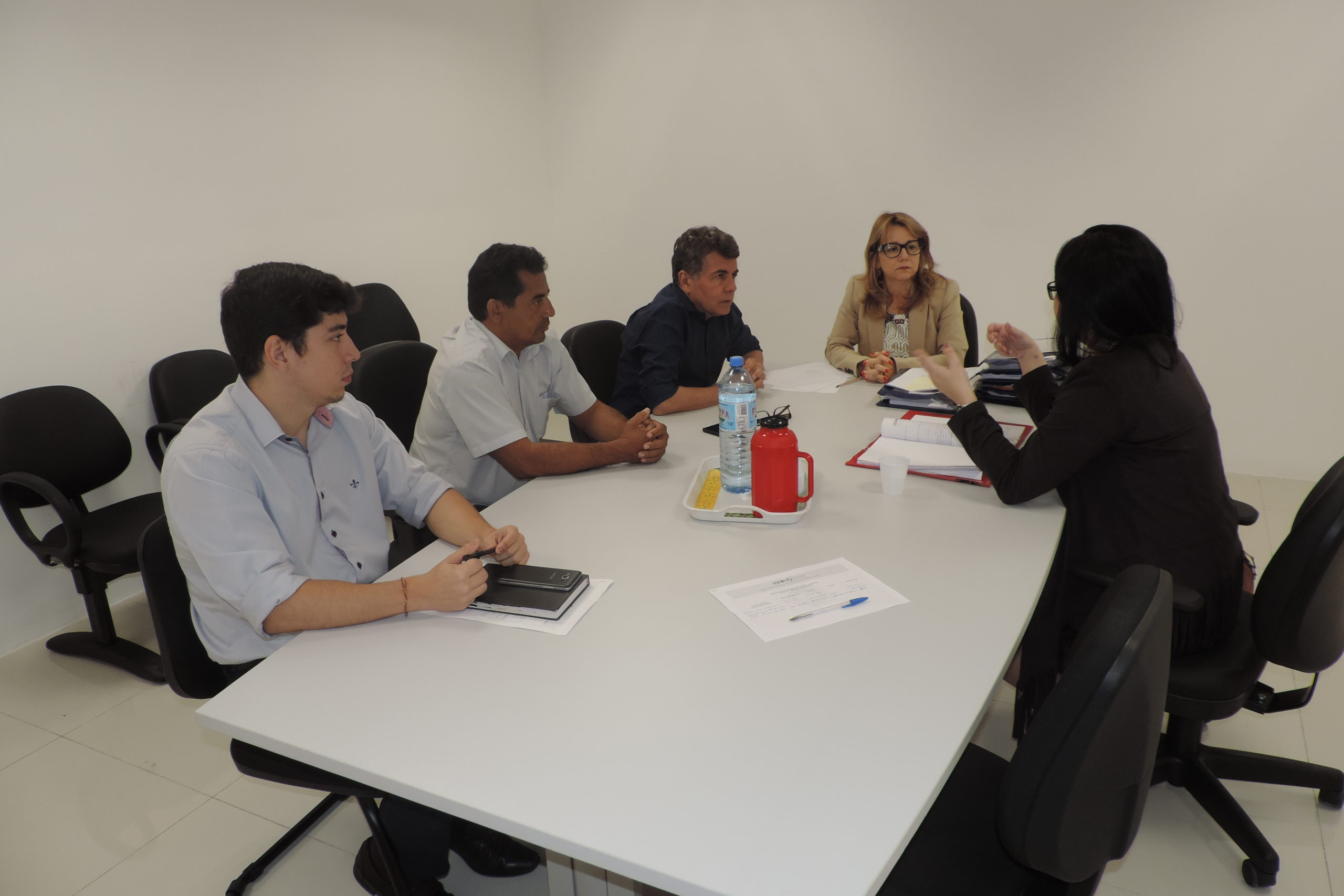 Pessoas sentadas em torno de uma mesa 