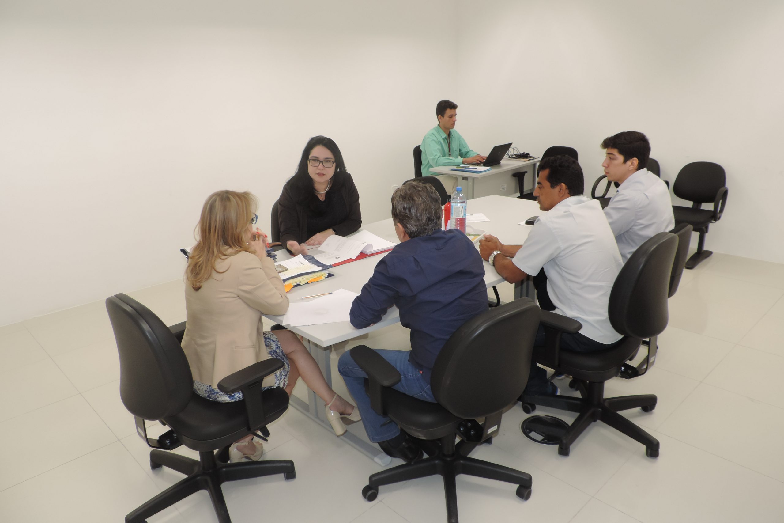 Pessoas sentadas em torno de uma mesa 