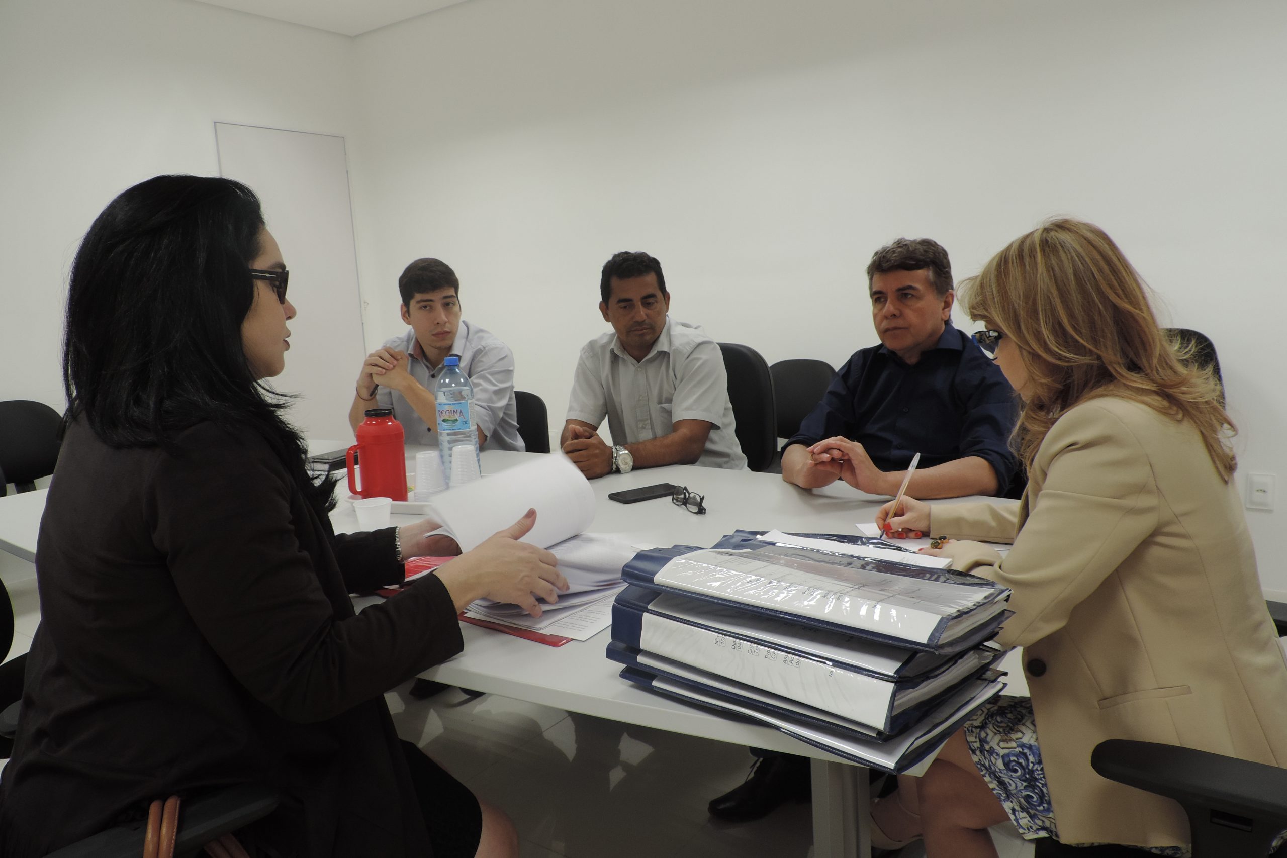 Pessoas sentadas em torno de uma mesa