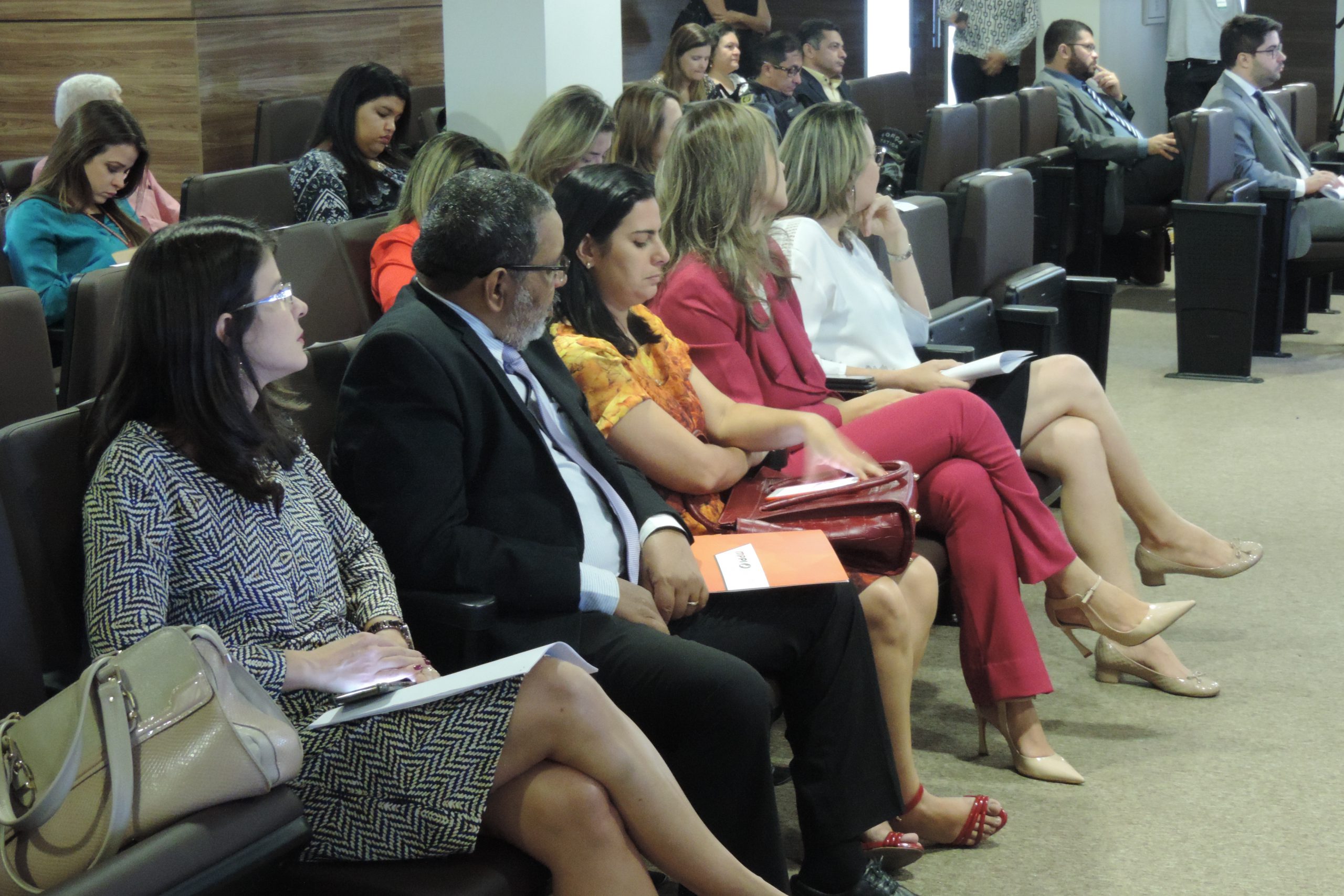 Pessoas sentadas em auditório