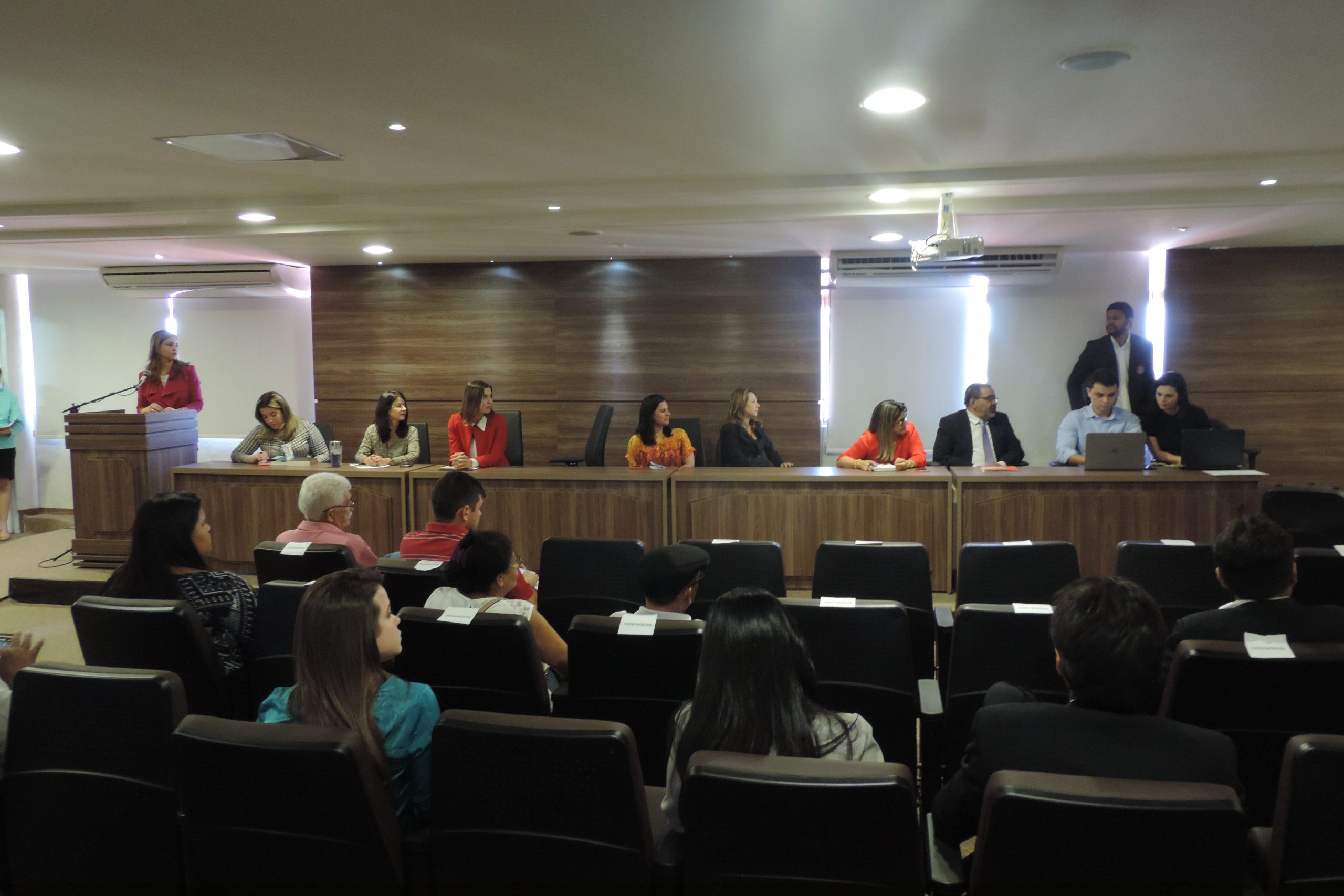 Pessoas sentadas em auditório 