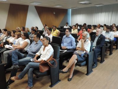 Pessoas sentadas em auditório