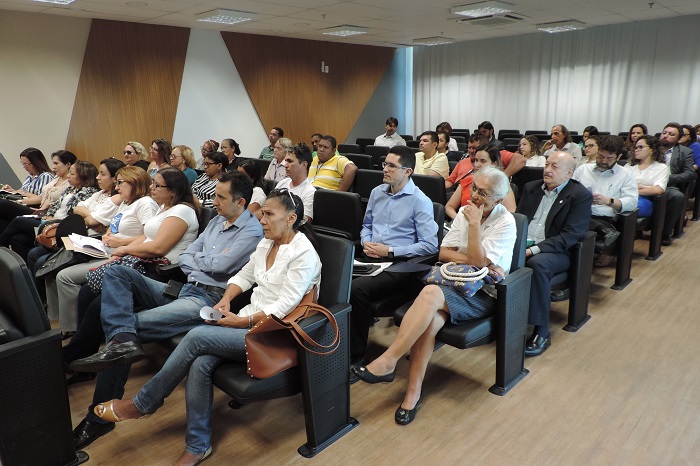 Pessoas sentadas em auditório