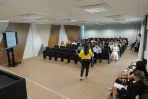 Pessoas sentadas em auditório