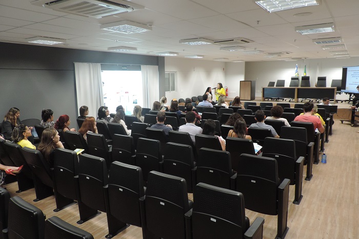 Vista ampla de um auditório com pessoas sentadas 