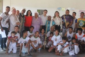 Pessoas de pé sorrindo para fotografia