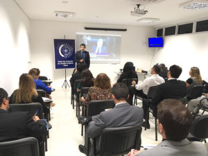 Pessoas assistindo aula