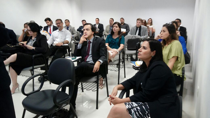 Pessoas sentadas acompanhando palestra